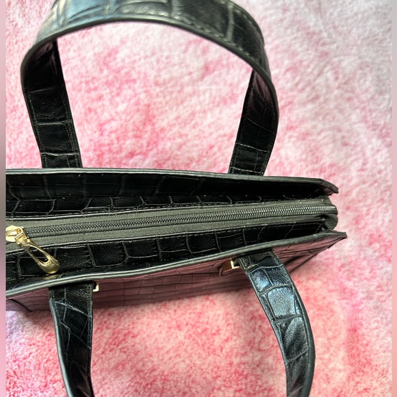 Classic style vegan handbag - Picture 4 of 9